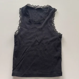 Jättesnyggt linne  - Svart, jättegulligt spätslinne från Bikbok. Knappt använt 