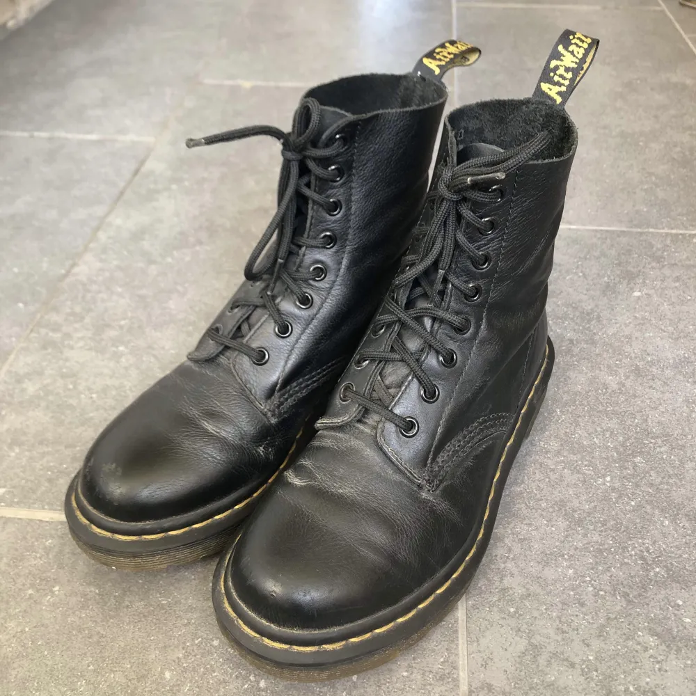 Dr Martens i väldigt fint skick. . Skor.