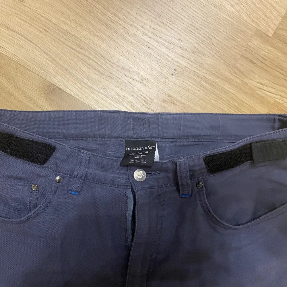 Säljer dessa jättesköna norröna byxorna Ny pris ligger på 2000 mitt pris 900kr. Jeans & Byxor.