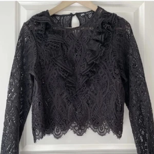 Zara topp - En stickad topp med volanger från zara, kom tyvärr inte till användning 