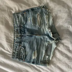 Här är ett par snygga jeansshorts från FB Sisters, köpta förra året. Använda väldigt få gånger då de är lite tajta på mig. Skulle säga storlek 32! Hör gärna av er vid intresse 💕