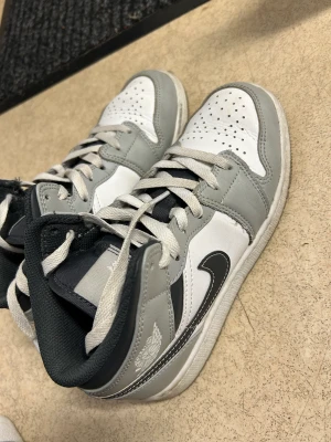 Jordans 1 - Ganska nya och är i väldigt bra skick, sälj pga ingen användning 
