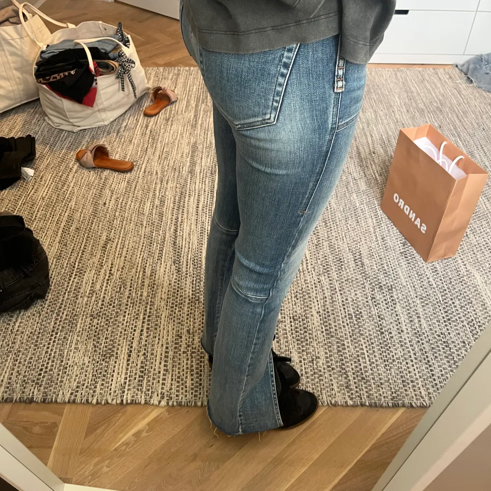 Älskar dessa jeans men får tyvärr ingen användning för dem…så tråkigt!! I storleken 25/34 så den längre versionen! Aldrig använda därav priset. 💙. Jeans & Byxor.