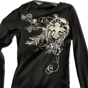 Y2K topp - snygg tröja med glitterdetaljer, använd fåtal gånger!! stretchigt material 