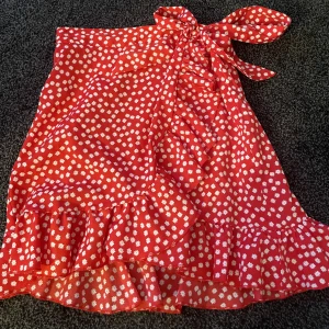 Kjol - 2 styckna kjolar från shein. Röd storlek S och svart kjol storlek XS. Båda känns som samma storlek. En för 30 eller båda för 50. Frakt tillkommer🫶🏼