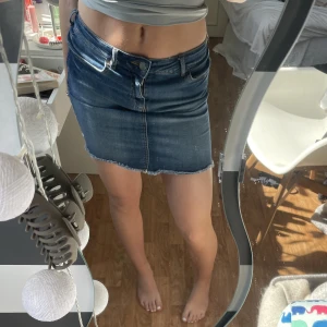 Jeanskjol - blå jeanskjol från pieces. inga defekter eller fläckar nånstans då den är väldigt sparsamt använd! säljs för 70kr+frakt💘