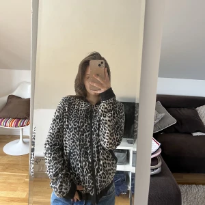 Bomber jacka - Trendig bomber jacka i snyggt leopard mönster. Jackan är ifrån ONLY i bra skick. Nypris: ca 599kr. Använd ”köp nu” för gratis frakt! 🐆