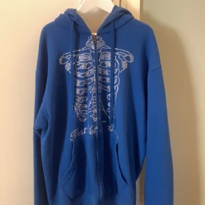 Rhinestone Zip-Hoodie - Nyskick inga rhinestones har ramlat av. Frakt Ingår.