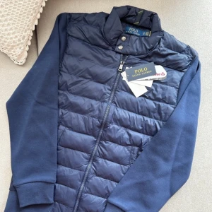 Ralph Lauren Cardigan - Tjena! Säljer nu denna asfeta cardigan från Ralph Lauren. Skick 10/10 inga defekter. Kontakta mig vid eventuella frågor!😁