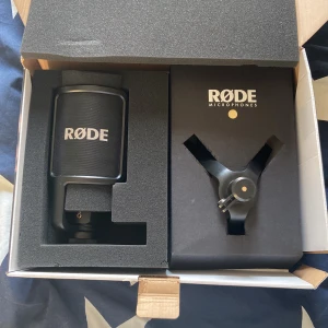 USB mikrofon  - Aldrig använd förutom att lådan gått lite sönder under flytten hör gärna av dig 