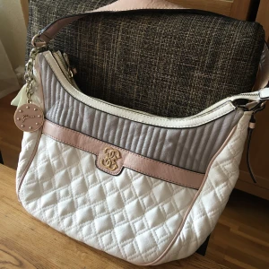 Handväska  - Vit Guess handväska 