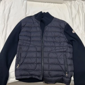 Moncler cardigan  - Säljer min Moncler cardigan då den inte kommer till nytta. Använd Max 3 gånger! Jackan är äkta, har kvittobevis på Mail och i pappersform, låda finns och tags. Den är Som ny! Nypris 9000 kr!!