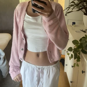 Rosa kofta - Säljer Dethär superfina mysiga rosa kofta ifrån cider!!💗Den är i superfintskick och perfekt nu till hösten!💕👌🏻säljer pågrund av att den inte kommit till användning💘 (storlek S)