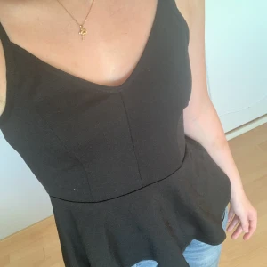 Svart volang topp - Säljer denna fina toppen från Gina tricot, eftersom jag inte använder den längre ❤️ (kontakta för fler bilder/info)