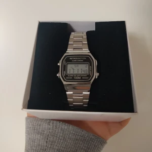 RETRODDICTION N¢4  - Oanvänd klocka från Retroddiction, nypris ca 600:-. Bra skick. Garanti medföljer (kvitto finns också). 