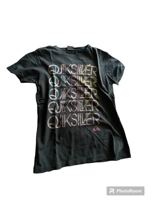 t shirt - Quicksilver Skick:4/10 väl använd  Strl: S