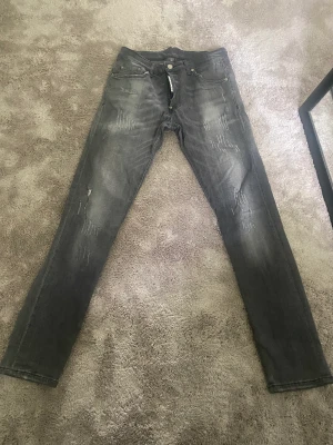 Dsquared jeans - Dsquared jeans strlk 48. Passar storlek 31. 