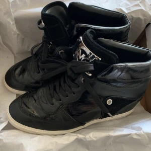 Micheal kors skor höga  - Svarta höga skor med lite isabel marant stuk. Klacken inuti är rätt höga. använda några få gånger men har lite slitage på kanten av ena sulan.