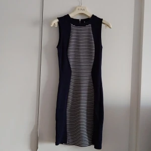 Klänning - Marinblå klänning med vitt. Aldrig använd. Köpt på HM. Storlek 34.   Betalning sker via swish. Köparen står för frakten.