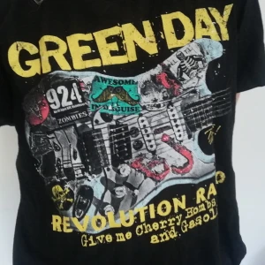 T-shirt Green Day - Green Day merch, köpt på hot topic för några år sedan. Använd men i gott skick! Lappen är sliten så storleken står inte kvar men skulle säga att den är ca M-L