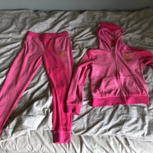 JUCY SETT!💕💕❤️❤️😍 - Säljer detta fina rosa jucy settet!! I bra skick ganska så nya men tyvärr för små! Skriv om ni är intresserade!❤️❤️👍🏻👍🏻☺️☺️😊