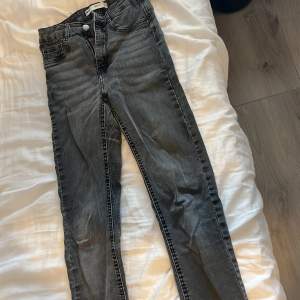 Säljer dessa snygga jeans från Gina, dom har blivit för små för mig så jag säljer den till någon som vill ha dem. Köparen står för frakten 