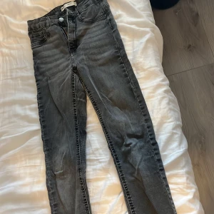 Gina jeans  - Säljer dessa snygga jeans från Gina, dom har blivit för små för mig så jag säljer den till någon som vill ha dem. Köparen står för frakten 