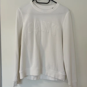 Vit Gant tröja - Vit Gant tröja som e i ett bra skick! Storlek xs men passar också S😊