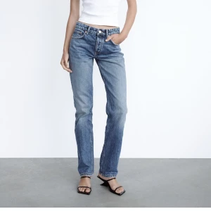 Zara mid rise straight - Säljer nu mina mid rise jeans från zara i dessa 3 olika färger. Kommer ej till användning så onödigt att ha de liggandes här hemma då! Strl 34 på alla💕200kr/st