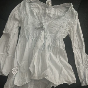 Jättefin blus - super cute ljusblå blus/topp till fest o middagar 💕💕säljer för att den tyvärr är för liten för mig❤️