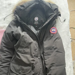 Canada goose jacka - Säljer min canada goose pga att jag har inte den till användning längre.  Passar för dom i storlek s! Pris kan diskuteras.