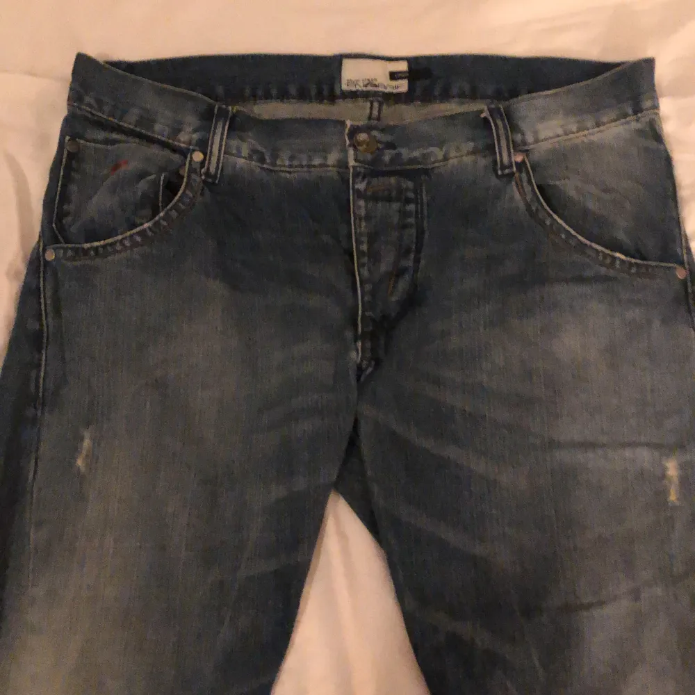 Väldigt låg midjade raka jeans, med detaljer där bak ❤️. Jeans & Byxor.