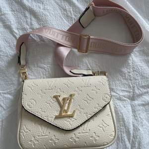 Crossbody bag in. Color cream and baby pink. Not real. 