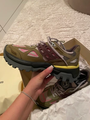 Marathon runner Axel arigato  - Hej, jag säljer mina Axel arigato skor då de är för stora för mig. Pris kan diskuteras Köpta för 3500, säljer för 2500 Fler bilder finns ❤️