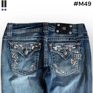 M49 lågmidjade bootcut missme jeans  - MissMe jeans i model Easy boot 💜 Tag 29W 💜Midja (rakt över) 39cm 💜 Innerben 78cm 💜 Ytterben 99cm 💜 Benöppning 22cm 💜 Lagade rips på framsida 💜Våra mått blir W=30 och L=30 💜 Men jämför alltid måtten med dina bästa jeans💜M49