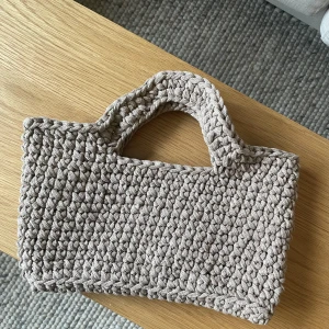 Virkad väska - Mellanstorlek, beige.