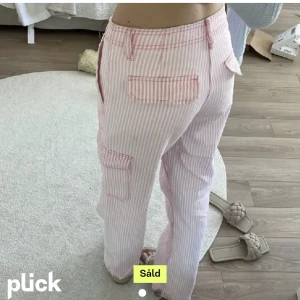 Randiga jeans  - Super fina randiga jeans som jag köpte här på Plick. För små för mig tyvärr men bra skick!🩷🩷🩷 från zara