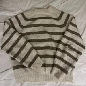 Randig stickad tröja  - Säljer denna mysiga och fina stickade tröja ifrån MANGO! Inte kommit till användning så många gånger. Köpt tröjan för 399kr direkt i butik. Hör gärna av dig gällande frågor och funderingar, kan skicka fler bilder på plagget privat. Frakt 65kr ej spårbar💓