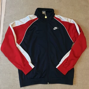 Nike tröja - Tja, tröjan är lite stor för sin storlek condition 9/10