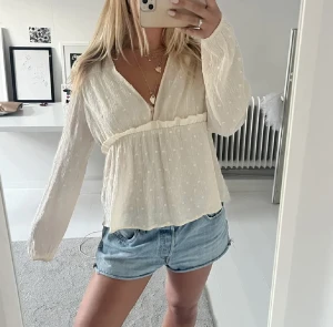 Zara blus  - Säljer denna super fina blusen från zara jag köpte på plick. Tyvärr var den för stor för mig! Endast testad. Bilder från förra ägaren
