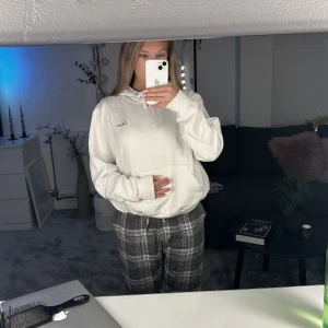 Hoodie - En vit skön hoodie som de står LOVE på och den är väldigt baggy. 