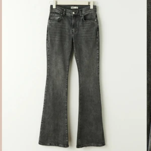 lågmidjade jeans - lågmidjade jeans, bootcut inga defekter. skriv för egna bilder. ☺️