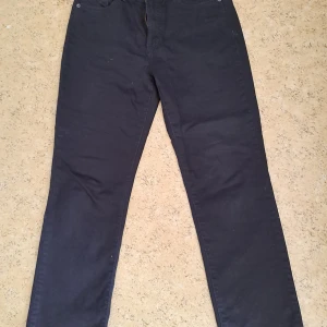 Svarta jeans med hög midja och raka ben - Svarta jeans som har hög midja och raka ben.Sparsamt använda.Utan fel och fläckar. Säljer för att de inte är min stil. Storlek 32/30.  Har swish.kan skickas om köparen betalar frakten.Jag svarar inte för postnords ev slarv.