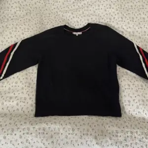 Säljer min favorit tröja från Tommy Hilfiger pga att den blivit för liten. Den är finstickad och i bra skick. Köpt för 799kr💕