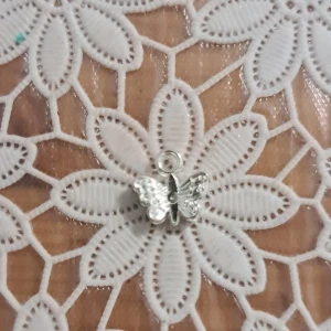 Berlock/ hängen  - Fint hänge till armband, örhängen och halsband.  Nickelfritt.  Finns många.  Porto 15 kr.