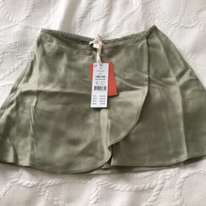 Kjol😻🙌 - Supeeeersnygg kjol från gina young!!😻💘 Aldrig använd, inga defekter och lappar kvar! 💐💞 Stl: 146/152