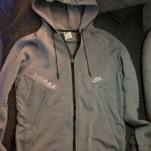 Nike airmax kofta - Köpte den för 700 kr, har tröttnat på den helt änkelt pris kan diskuteras