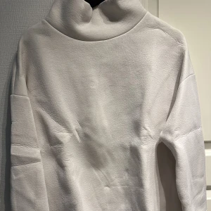 Tröja - Turtleneck/polo tröja från weekday. 