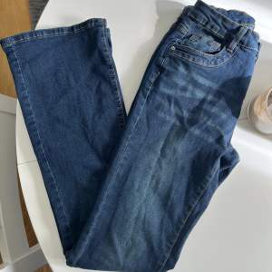 Jeans i stretchigt material. Passar XS. Endast testade då dom var lite för korta för mig, är 165. 