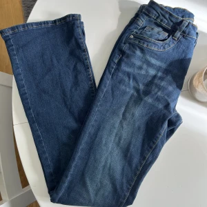 Utsvängda stretchiga jeans - Jeans i stretchigt material. Passar XS. Endast testade då dom var lite för korta för mig, är 165. 